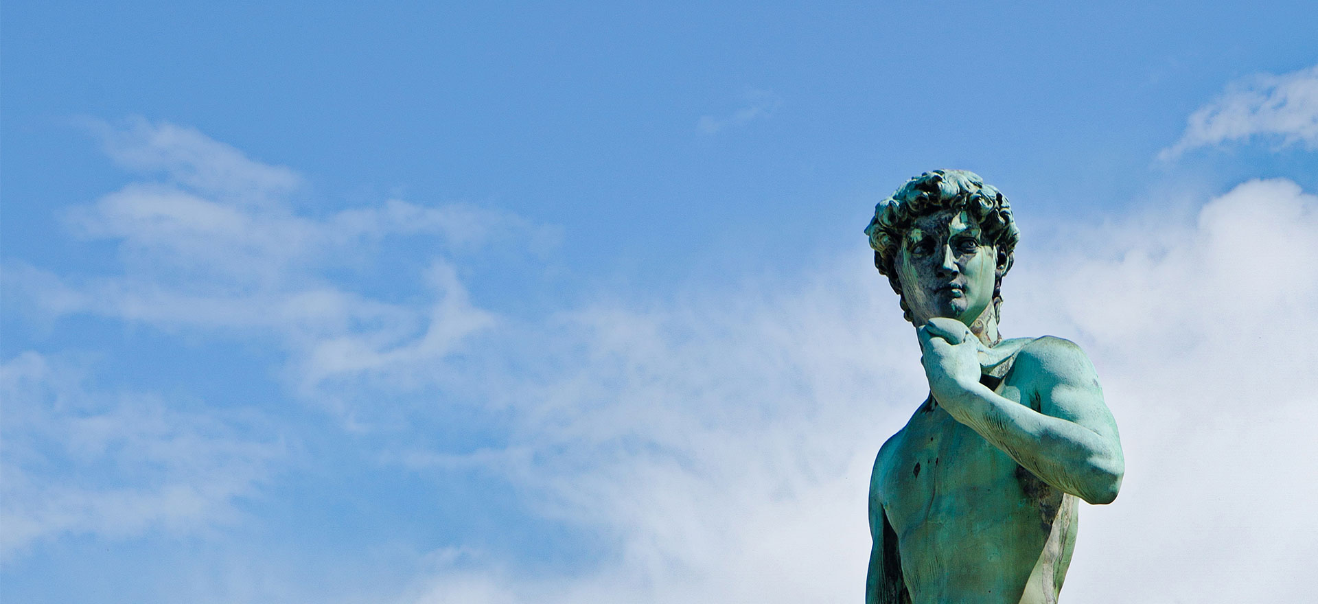 Statue en bronze avec un ciel bleu