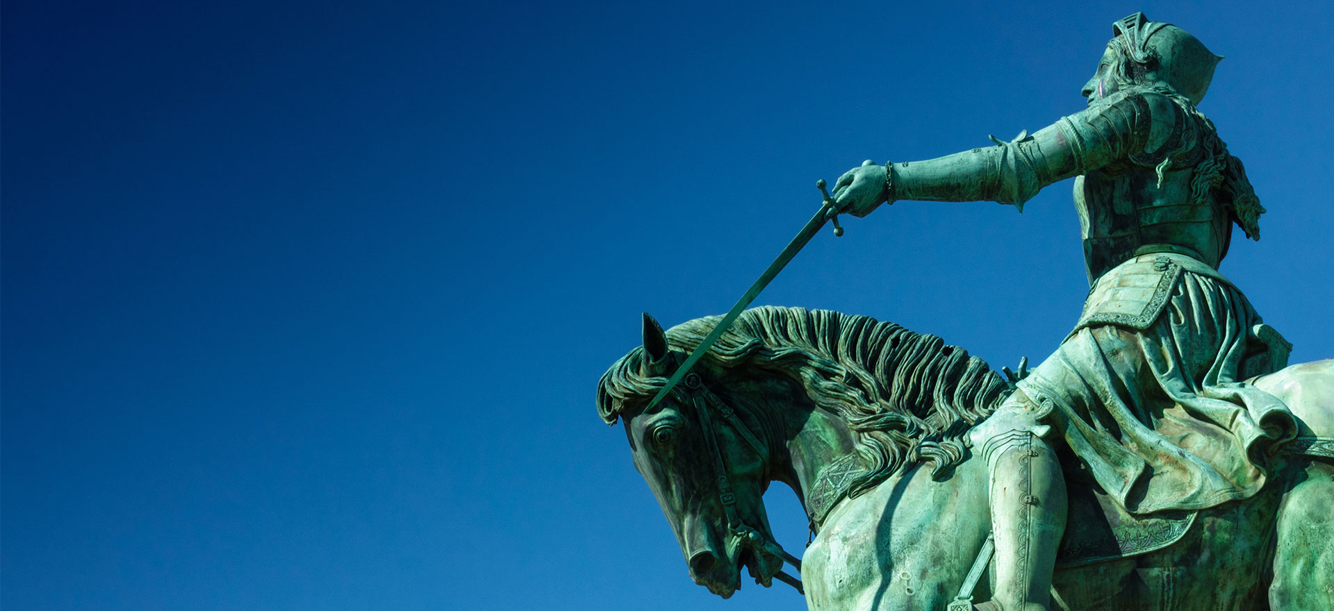 Statue d'un cavalier en bronze avec un ciel bleu